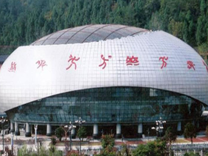 个旧体育中心球形网架加工安装